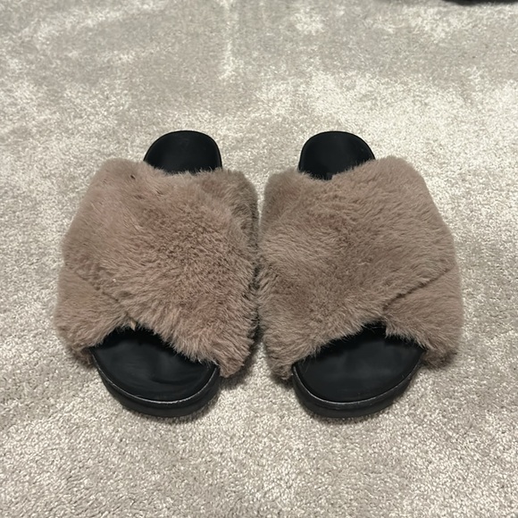Roam fuzzy slippers. Women’s size 9 - Picture 3 of 3